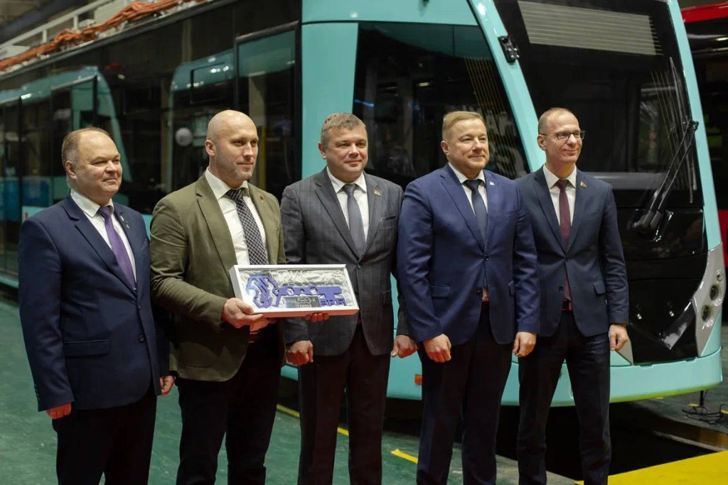 Передача символического ключа трамвайному парку Минска.jpg