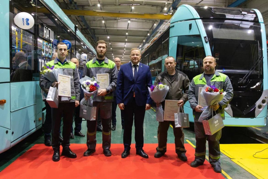 Генеральный директор Тарас Мурог наградил сотрудников.jpg